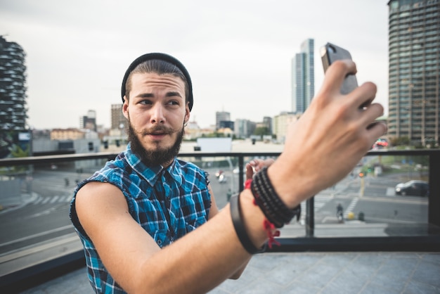 젊은 잘 생긴 수염 된 hipster 남자 selfie