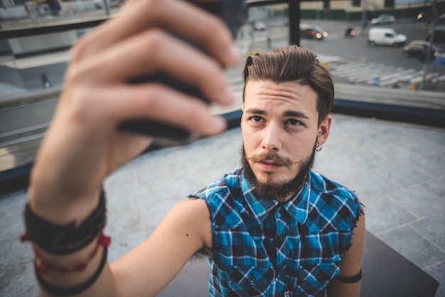 Photo young handsome bearded hipster man selfie