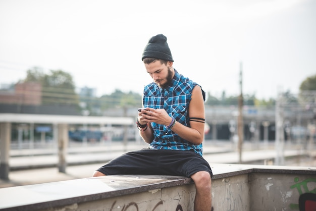 젊은 잘 생긴 수염 된 hipster 남자