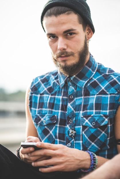 젊은 잘 생긴 수염 된 hipster 남자