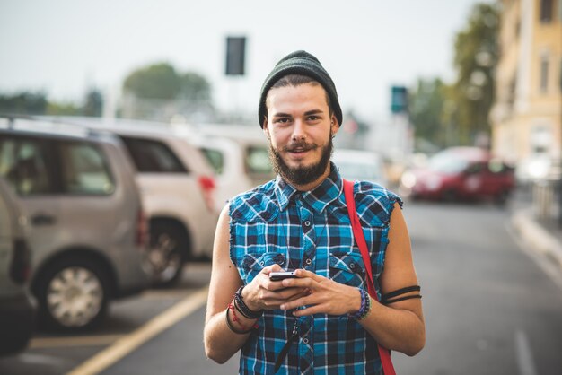 젊은 잘 생긴 수염 된 hipster 남자