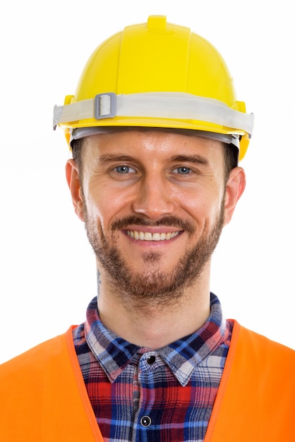 Молодой красивый бородатый рабочий-строитель