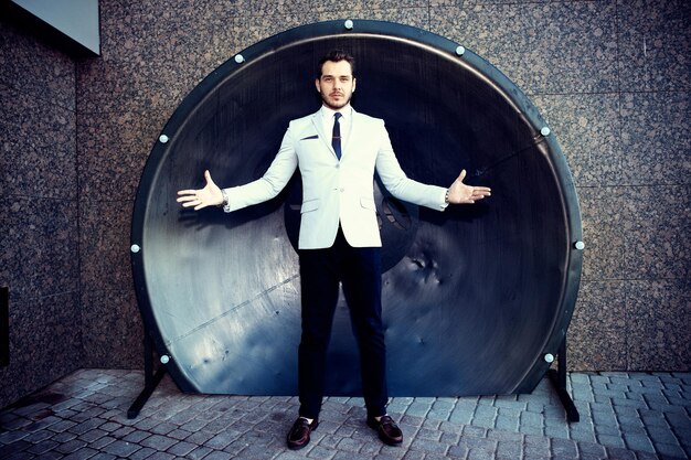 Photo young handsome bearded stylish man standing outdoors