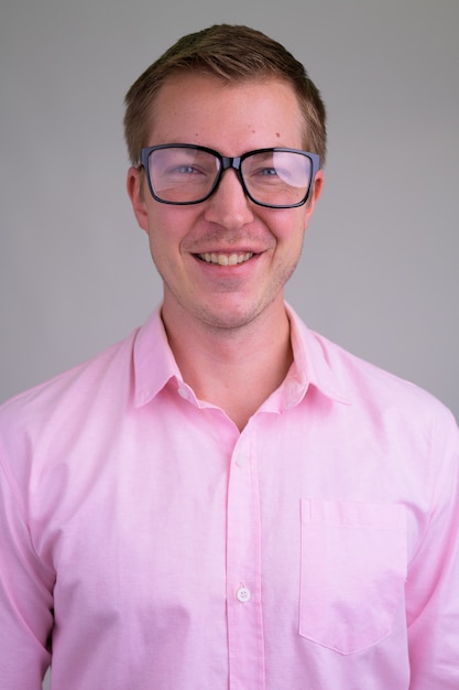 Photo young handsome businessman with pink shirt