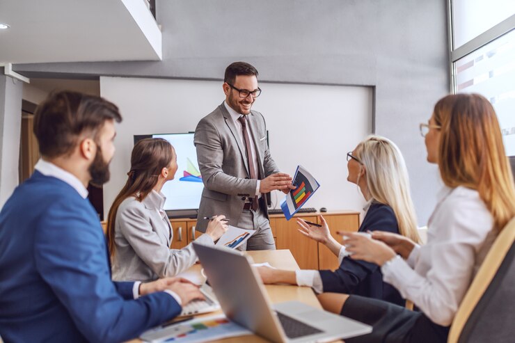 Photo young handsome caucasian bearded chief standing in boardroom
