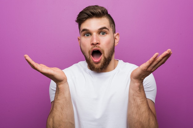 Photo young handsome caucasian man surprised and shocked.