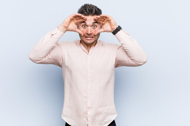 Foto giovane uomo bello bello tenere gli occhi aperti per trovare un'opportunità di successo.