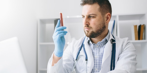 Foto giovane medico bello in ospedale