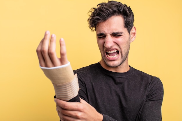 Photo young handsome hispanic man with pain after an accident