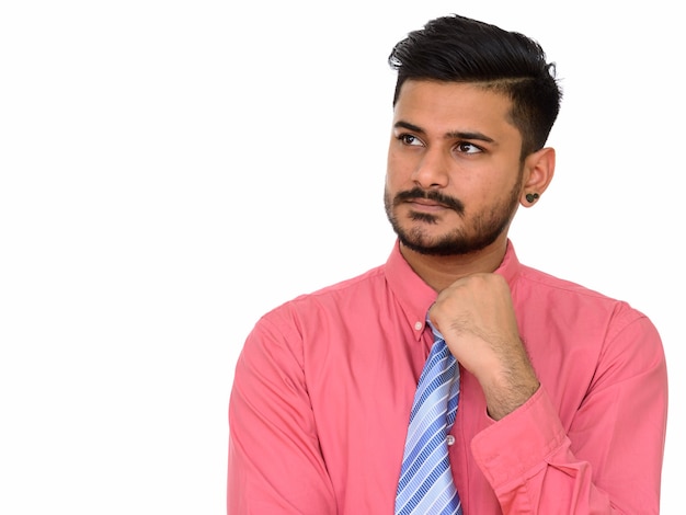 若いハンサムなインドのビジネスマン思考と計画