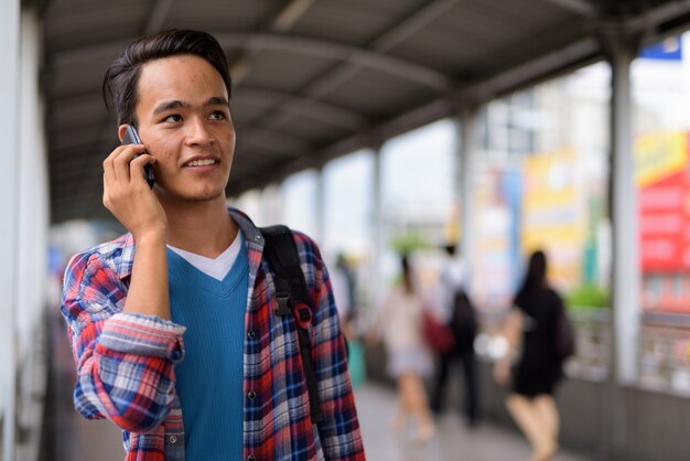 タイのバンコク市を探索する若いハンサムなインド人