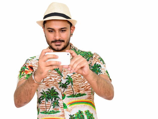 Bel giovane uomo indiano pronto per le vacanze a scattare foto