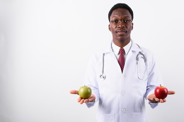 Foto occhiali da sole d'uso del giovane medico bello dell'uomo contro il bianco