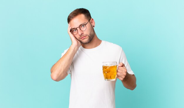 ビールのパイントを飲む若いハンサムな男