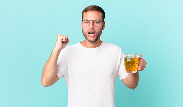 ビールのパイントを飲む若いハンサムな男