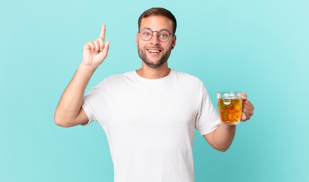 ビールのパイントを飲む若いハンサムな男