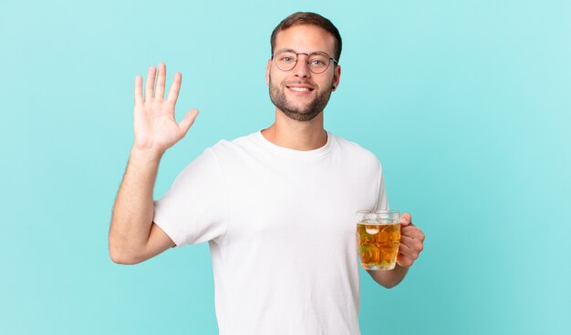 ビールのパイントを飲む若いハンサムな男