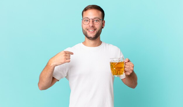 ビールのパイントを飲む若いハンサムな男