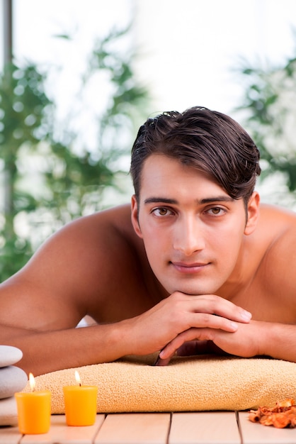 Photo young handsome man during spa procedure