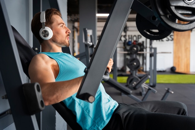 Photo young handsome man exercising at the gym for bodybuilding