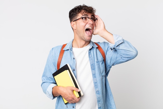 Giovane uomo bello sentirsi felice, eccitato e sorpreso. concetto di studente universitario