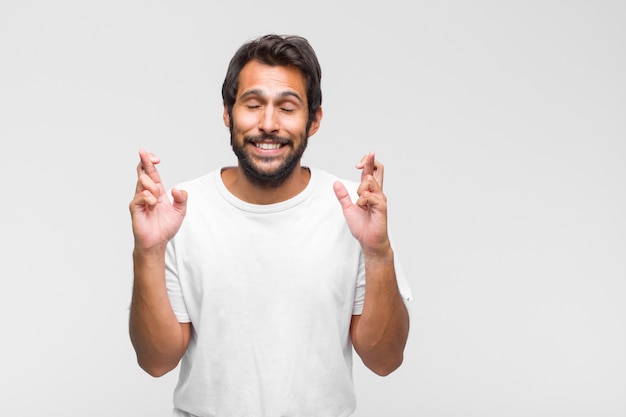 Photo young handsome man feeling proud, arrogant and confident, looking satisfied and successful, pointing to self