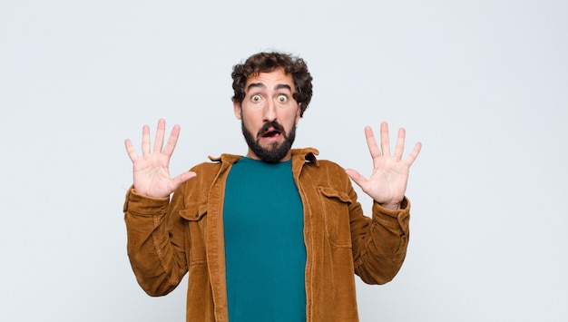 驚いた、怖い、怖がって何かを恐れている若いハンサムな男