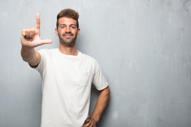 Foto giovane uomo bello gesticolando