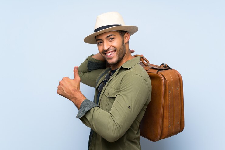 Photo young handsome man holding a vintage briefcase