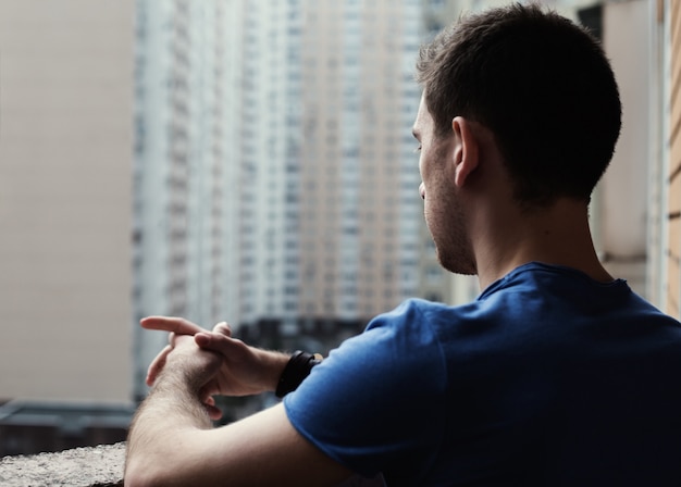 L'uomo giovane e bello sta pensando al suo futuro