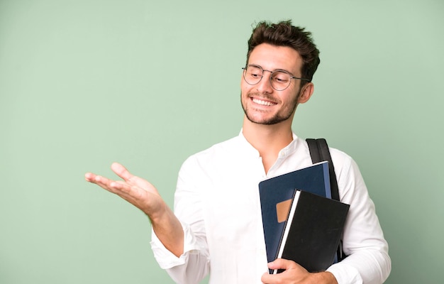 Giovane uomo bello isolato con un concetto di studente universitario di borsa e libri