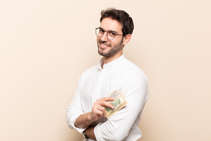Photo young handsome man laughing happily with arms crossed, with a relaxed, positive and satisfied pose