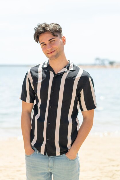 Photo young handsome man at outdoors