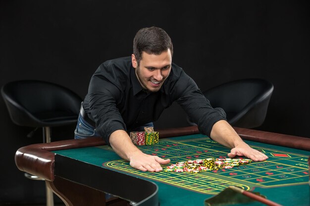 Молодой красавец, играющий в рулетку, выигрывает в казино