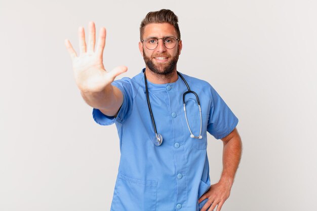 Giovane uomo bello che sorride e sembra amichevole, mostrando il numero cinque. concetto di infermiera