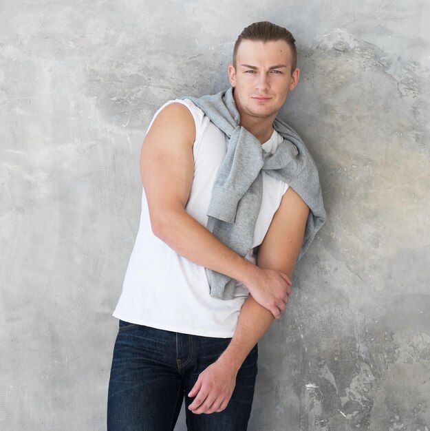 Foto giovane uomo bello che indossa una posa casual in studio