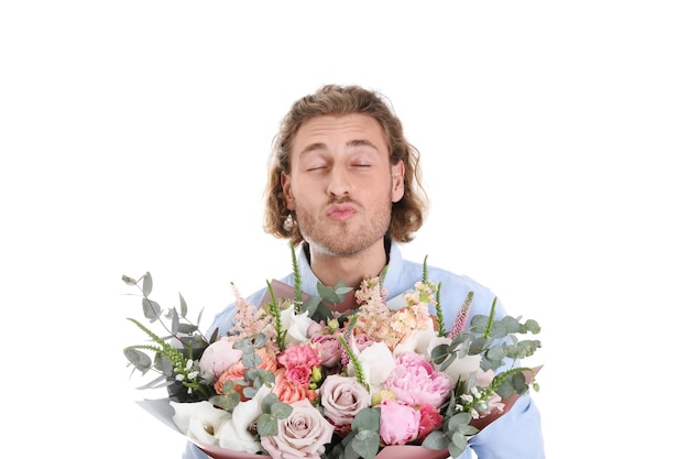 Молодой красивый мужчина с красивым букетом цветов на белом фоне