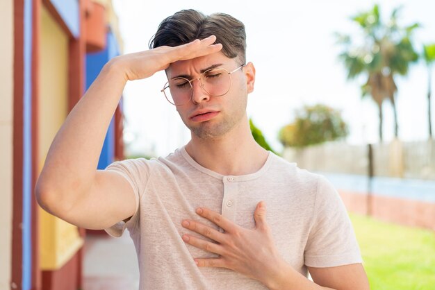 写真 メガネと疲れた若いハンサムな男