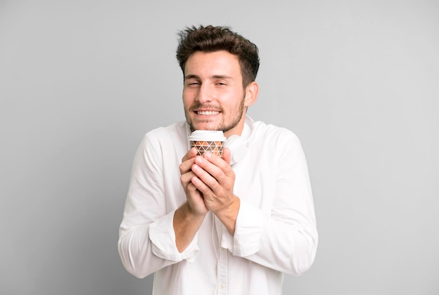コーヒーを飲む若いハンサムな男