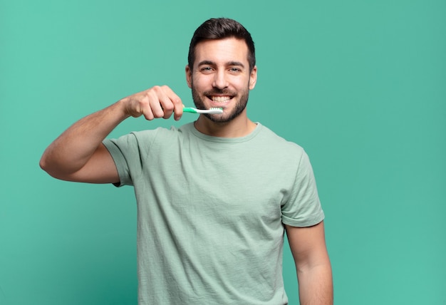 Giovane bell'uomo con uno spazzolino da denti