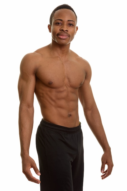 Молодой красивый и мускулистый африканский мужчина без рубашки