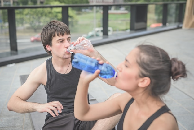 若いハンサムな男らしい男と女性の飲み物