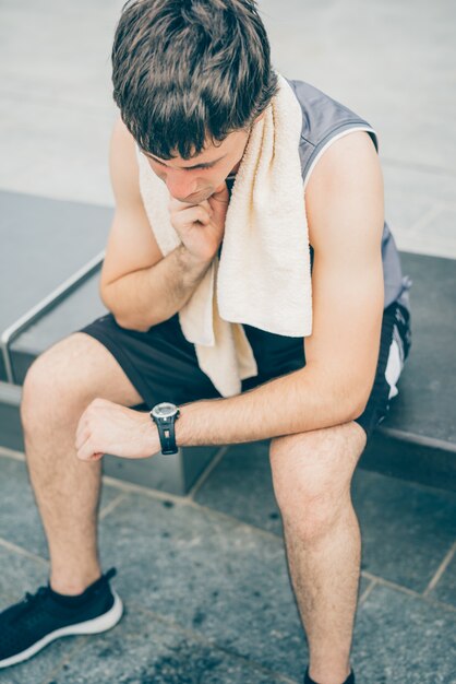 Foto giovane bell'uomo sportivo