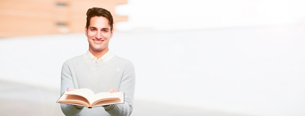 Foto giovane uomo abbronzato bello con un libro