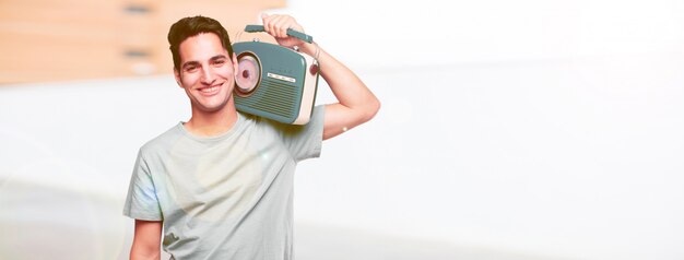 Молодой красивый загорелый человек с старинные радио