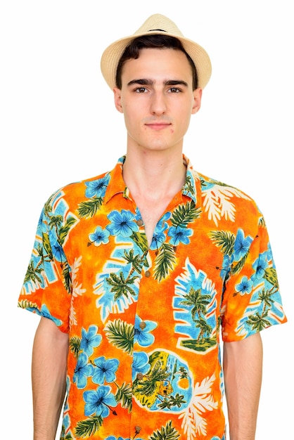 Foto giovane turista bello con camicia hawaiana pronto per le vacanze isolato su bianco