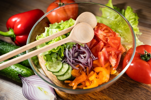 Giovane felicità donna che cucina insalata di verdure in cucina, concetto di cibo sano, vista dall'alto.