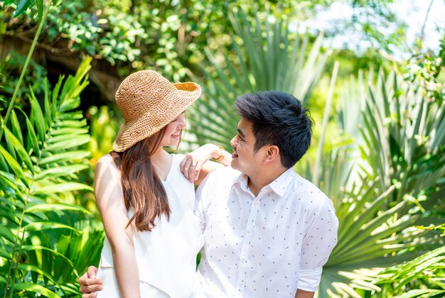 Giovani coppie asiatiche felici nell'amore con il sorriso