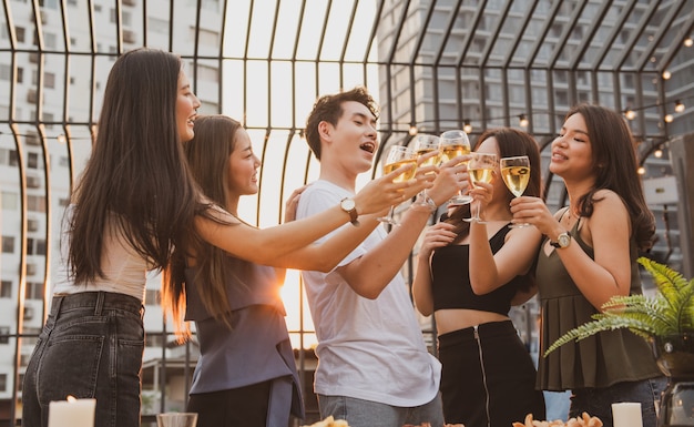 Giovani amici asiatici felici fanno festa ballando con la birra