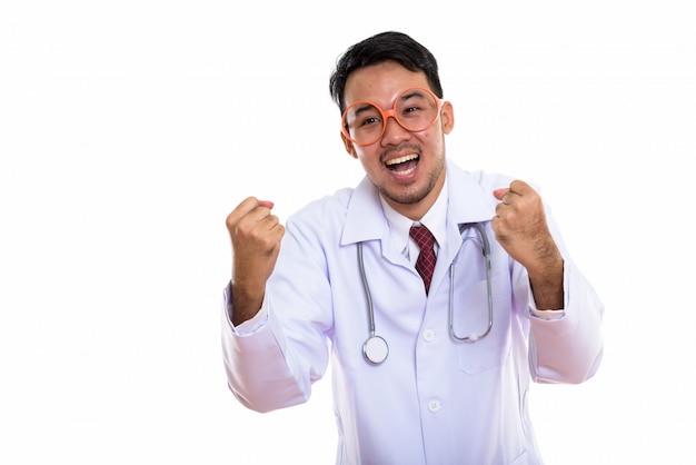 Giovane medico asiatico felice dell'uomo che sorride mentre lookin